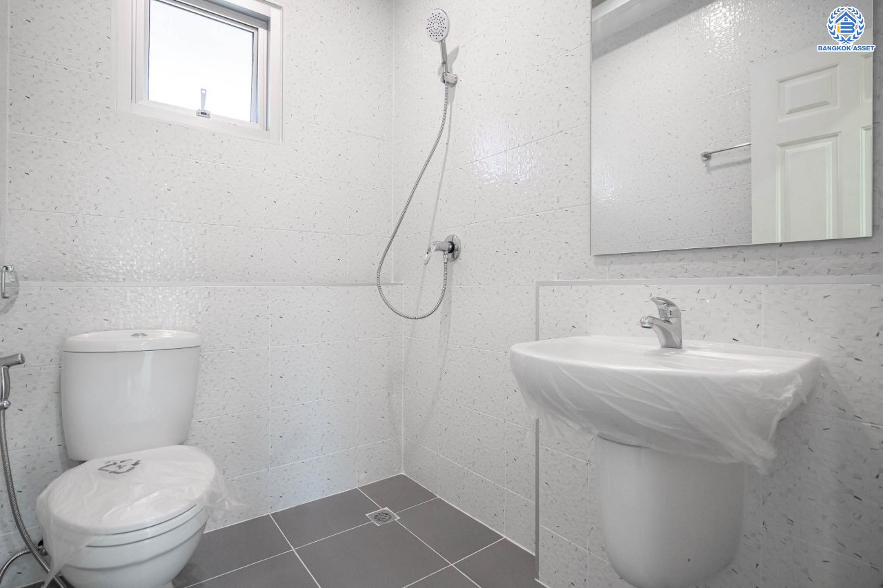 บ้านมือสองตกแต่งใหม่ โครงการ ชัยพฤกษ์ เพชรเกษม81 หลังมุม แบรนด์ Land&Houses พร้อมรองรับทุกความสุข บนเนื้อที่ 63.3 ตร.ว. ฟังก์ชัน 3 ห้องนอน 3 ห้องน้ำ 1 ห้องอเนกประสงค์ 2 ที่จอดรถ ทำเลเดินทางสะดวก เชื่อมต่อถนนเพชรเกษม ถนนมาเจริญ และใกล้ทางด่วน "เพชรเกษม"